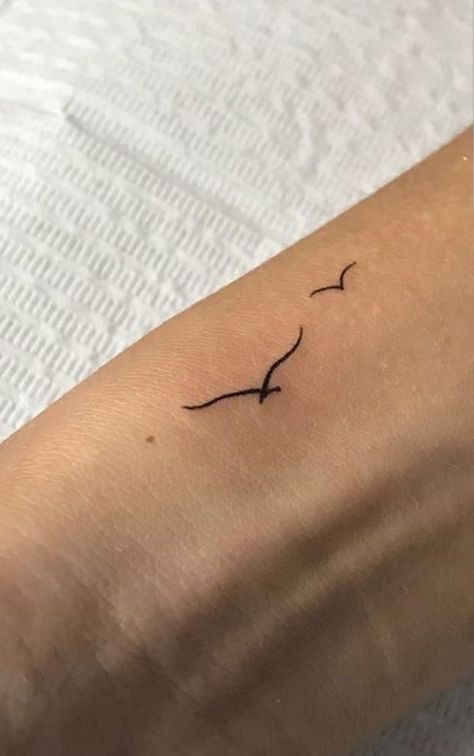 Eagle Tattoo Small Simple, Tattoo Designs Finger, Minimalist Bird Tattoo, Dainty Bird Tattoos, Tiny Bird Tattoo, Tattoo Ideas Finger, Finger Tattoo Ideas, Simple Bird Tattoo, Tattoos Finger