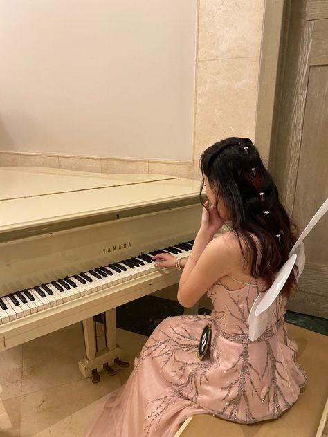 Pink Piano Aesthetic, Fairy Wings Pink, Cute Piano, Light Pink Rooms, Piano Room Decor, Cottagecore Princess, Pink Piano, Piano Aesthetic, Aesthetic Fairy