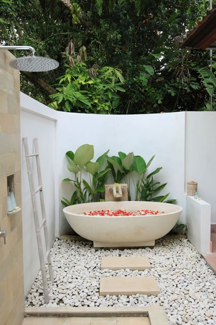 Garden Graffiti, Balinese Villa, Outside Showers, Bali Style Home, Shower Garden, Outdoor Bathtub, Rain Dance, Outdoor Bathroom Design, Outdoor Tub