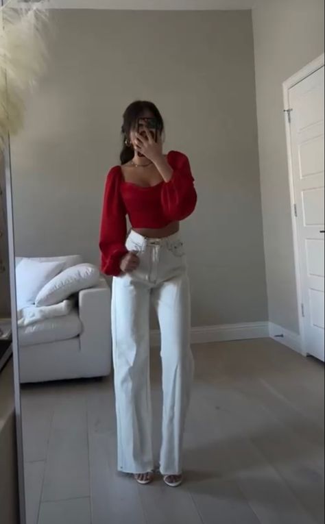 Red Top Outfit, Christmas Fashion Outfits, Looks Pinterest, Mia 3, Looks Chic, Red Top, Casual Style Outfits, White Pants, College Outfits