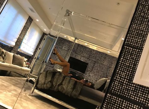 Kourtney Kardashian bedroom Kardashian Bedroom, Maquillage Kylie Jenner, Khloe Kardashian House, Kardashian Home, House Bedrooms, Bedroom Photos, House Bathroom, House Goals, Kourtney Kardashian