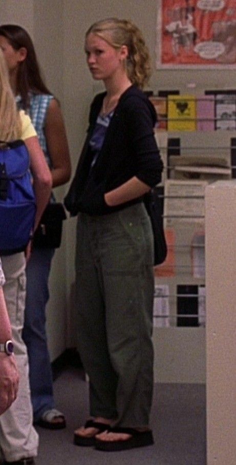 1999 Womens Fashion, Julia Stiles 10 Things I Hate About You, Julia Stiles 90s Outfits, Kat Stratford Shoes, Julia Stiles 90s Fashion, 10 Things I Hate About You Hair, Kat From 10 Things I Hate About You, 10 Reasons Why I Hate You, 10 Things I Hate About You Costume