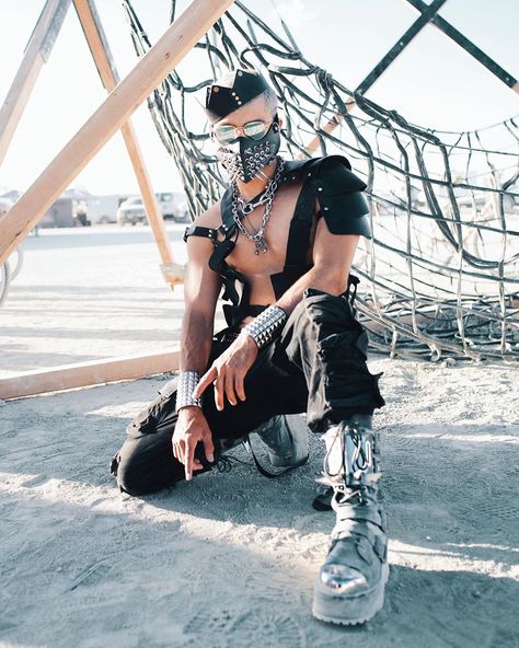 Anti King #burningman #burningman2019 Halloween Rave Outfits Men, Edc Rave Outfits Men, Estilo Burning Man, Burning Man Costumes, Burning Man 2022 Outfits, Halloween Rave Outfits, Tomorrowland Outfit, Cyberpunk Costume, Burning Man Bike