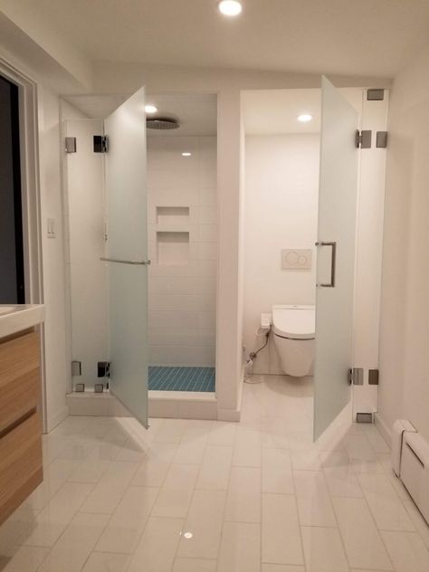 Water Closet Door, Toilet Design Modern, Classic House Interior Design, Window In Shower, Frameless Shower Door, Home Design Magazines, Water Closet, Frameless Shower Doors, Freestanding Bathtub