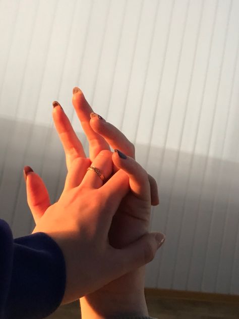 friends, handshake, sunset, friendship, girls, aesthetic, aesthetix, sunny, incredible, bright Handshake Aesthetic, Friendship Handshake, Friends Handshake, 2024 Vision, Couple Goals, Peace Gesture, Eden, Okay Gesture, Vision Board