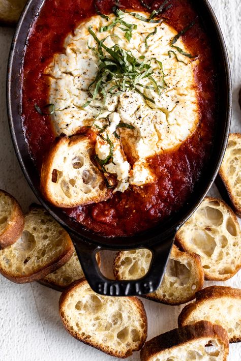 Christmas Appetizer Recipes, Easy Christmas Appetizers, Goat Cheese Dip, Christmas Appetizers Easy, Goat Cheese Appetizer, Baked Goat Cheese, Christmas Appetizer, Cheesy Appetizer, Easy Tomato Sauce