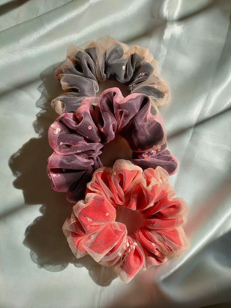 Net Scrunchies, Scrunchies With Beads, Double Layer Scrunchies, Satin Bonnet Natural Hair, Scrunchie Business, Cute Scrunchies, Glam House, Pola Macrame, Tie Ideas