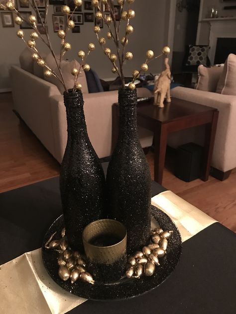 Simple Black And Gold Centerpieces, Black Wine Bottle Decor, Gold And Black Centerpieces Diy, Black And Gold Wine Bottle Centerpieces, Gold And Black Centerpieces Birthday, Gold Black Centerpieces, Black Wine Bottle Centerpieces, Black Centerpieces Birthday, Black Gold Centerpieces