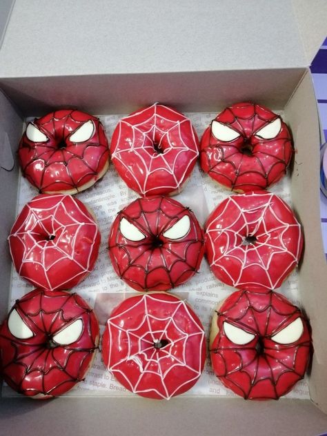 Spiderman Doughnut, Spiderman Donuts Ideas, Cute Donut Decorating Ideas, Decorated Donuts Ideas, Donut Designs Ideas, Birthday Donuts Ideas, Halloween Donuts Ideas, Mini Donuts Decoration, Purple Bakery