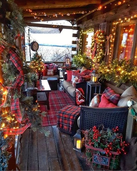 32 Amazing Christmas Lights Decorating Ideas for Your Home Cabin Christmas Decor, Christmas Lodge, Front Porch Christmas Decor Ideas, Cabin Christmas, Porch Christmas Decor Ideas, Porch Christmas Decor, Front Porch Christmas, Christmas Decor Ideas Diy, Easter Eggs Diy