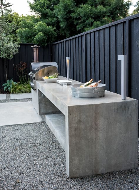 BBQ, pizza oven and plenty of serving counter space - including an ice bucket. Serving Counter, Outdoor Bbq Area, Terrasse Design, Bbq Pizza, Outdoor Kitchen Bars, Outdoor Bbq Kitchen, Outdoor Kitchen Design Layout, Outdoor Kitchen Patio, Bbq Kitchen