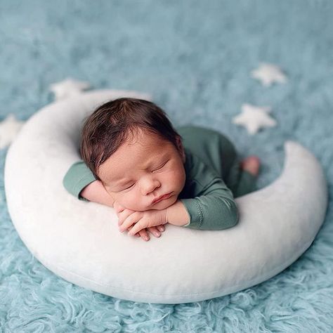 Newborn Photo Pose, Newborn Posing Pillow, Baby Bump Photoshoot, Star Accessories, Newborn Photos Boy, Foto Newborn, Baby Moon, Star Pillow, Newborn Photography Boy