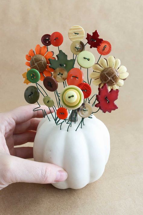 Fall Button Roundup! Fun Craft ideas! - A girl and a glue gun Button Jars Ideas, Button Halloween Crafts, Button Flowers How To Make, Crafts With Buttons, Button Pumpkin, Diy Gifts Easy, Fall Diy Crafts, Twine Crafts Diy, Vintage Buttons Crafts