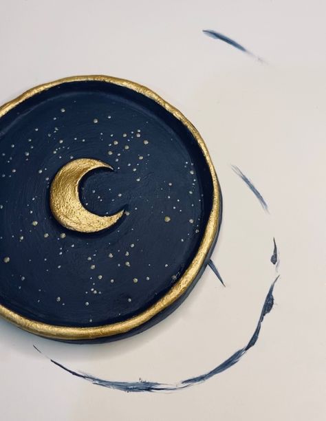 Moon Clay Art, Moon Ashtray Clay, Air Dry Clay Moon Phase Diy, Clay Earring Holder Moon, Space Pottery, Crystal Tray Clay, Moon Jewelry Dish, Arte Ganesha, Diy Pottery Painting