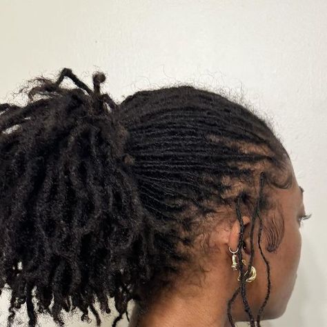 naritheloc☆ on Instagram: "LOC DUMPPP … I’ve been trying to wear my hair down more often and not over style it. My go-to is a ponytail or messy bun, but you have to be careful when it comes to tight styles (especially when adding hair). There are two products that I like to use to moisturize & grow my edges. First I like to make sure I always wash out my edge control, then go in with @themaneattraction.lg hair growth spray & oil (code: Narithelocstar) and massage that in for at least 2 minutes. I’ve definitely been seeing a difference & my edges have been fuller. • • • • • • #microlocs #sisterlocs #locs #dreads #twostrandtwists #starterlocs #locstyles #womenwithlocs #microlocjourney #microlocjourney #locjourney #narithelocstar" Micro Locs, Hair Growth Spray, Sister Locs, Two Strand Twists, Starter Locs, Edge Control, A Ponytail, Hair Down, Hair Crush