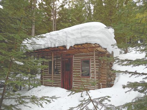 My wife and I leveled a spot just big enough for the trapper’s tilt with a mini-dozer, a pick, and a shovel. The “foundation” is nothing more than Cabins Plans, Trappers Cabin, How To Build A Log Cabin, Bushcraft Shelter, Diy Cabin, Log Cabin Ideas, Homesteading Diy, Small Log Cabin, Building A Cabin