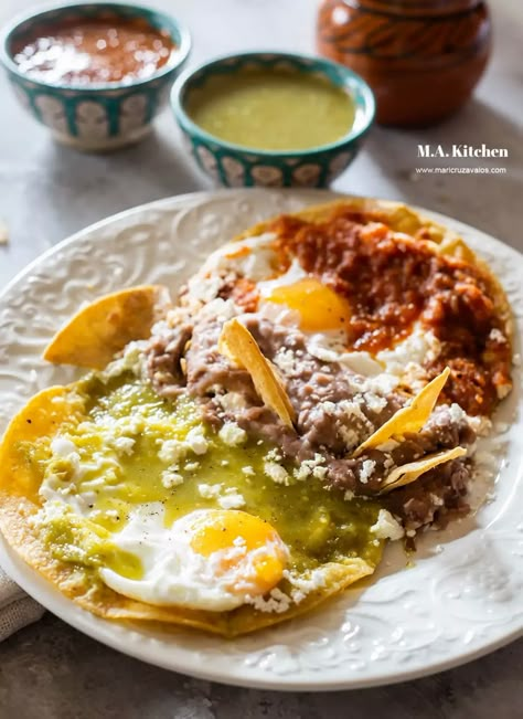 Healthy Huevos Rancheros, Mexican Egg Breakfast, Divorced Eggs Mexican Breakfast, Mexican Food Homemade, Mexican Healthy Dinner Recipes, Healthy Mexican Breakfast, Mexican Egg Dishes, Mexican Food Easy, Unconventional Breakfast Ideas