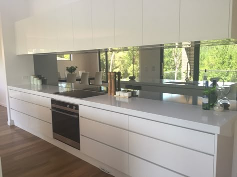 Kitchen Splashback Mirror, Kitchen With Mirror, White Kitchen With Mirror Splashback, Mirror Splashback Kitchen Modern, Mirror Splashback Kitchen, Mirror Backsplash Kitchen, Smoked Mirror Splashback Kitchen, White Glass Splashback, White Kitchen Wood Floors