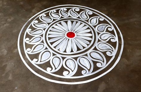 Circular Rangoli Designs, Alpona Design, Rangoli Side Designs, Warli Art, Rangoli Art, Rangoli Ideas, Small Rangoli, Flower Rangoli, Kolam Designs