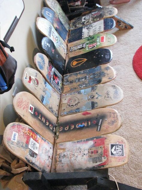 Skateboard Room Decor, Skateboard Bedroom, Skateboard Room, Skateboard Furniture, Skateboard Ideas, Skateboard Decor, Boys Bedroom Themes, Hangout Room, Recycled Skateboards