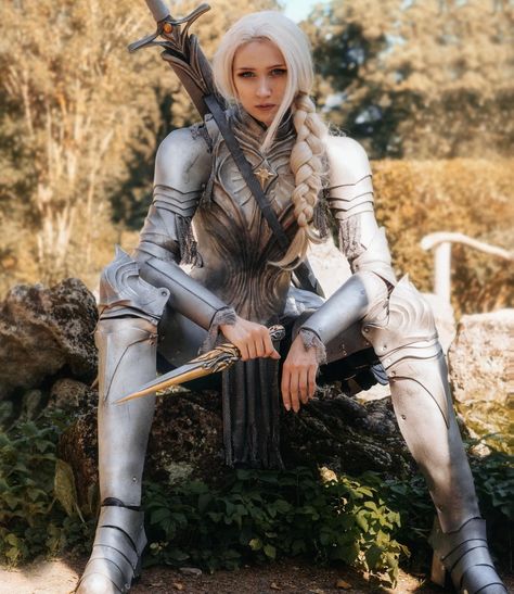 World Cosplay 🌍🕊, [9 de oct de 2022 a las 5:37 AM] Galadriel by megalcarmen Fandom: Lord Of The Rings Tags: #Galadriel #LordOfTheRings #megalcarmen Paladin Pose Reference, Galadriel Armor, Galadriel Cosplay, Female Knights, Armor Fashion, Elf Cosplay, Strong Female Characters, Female Armor, Roleplay Characters