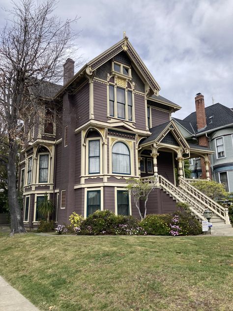 Victorian House Colors Schemes, Exterior Victorian House Colors, Building Exterior Colour Combination, Victorian House Colors Exterior, Red Victorian House, Vintage House Exterior, Turret House, Victorian House Colors, Victorian Exterior