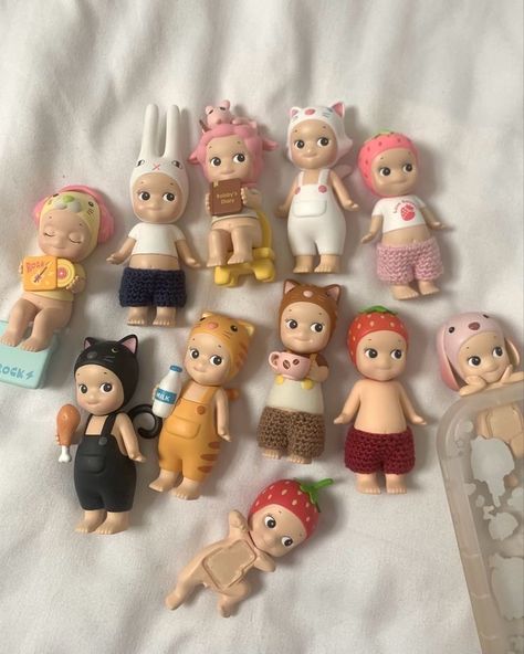 not mine! sonny angels, strawberry sonny angel, bunny sonny angel, sonny angels aesthetic, coquette, coquette aesthetic Sony Angels, Sylvanian Family, Angel Figure, Angel Babies, Sonny Angels, Xmas List, Angel Aesthetic, Angel Doll, Sonny Angel