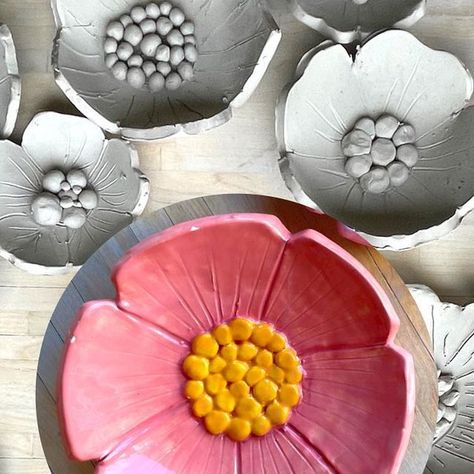 Painted Earth on Instagram: "This coming week we have our Flower Bowls kids Clay Class for ages 6-13! Your kiddos will learn how to sculpt their own flower shaped bowl out of clay! After their bowl is finished drying they can bring their bowls back to our studio to paint! 🌸 Temecula- February 24th 4-5:30pm 🌸 ❗️sold out❗️Menifee- February 22nd 4-5:30pm 📞 Sign up online by calling your local studio! Temecula - 951-676-2447 Menifee - 951-679-6800 #paintedearth #thingstodoinmenifee #thingstod Flower Pottery Bowl, Clay Flower Bowl, Flower Bowl Ceramic, Ceramic Flower Bowl, Painted Earth, Fimo Ideas, Diy Bowl, Kids Clay, Clay Cup