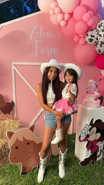 Atlanta Balloon Event Decor by Icet on Instagram: "Look at her 😍 love how our barn turned out. Can be custom to any color ✨ #barn #farmtheme #minniemouse #birthdayparty #birthdaypartydecor #balloondecor #kidsbirthdayparty #kidsbirthday #kidstable #balloons" Minnie Mouse Farm Birthday Party, Autumn Birthday, Birthday Party Girl, Farm Birthday Party, Farm Birthday, Farm Theme, Fall Birthday, Party Girl, Instagram Look