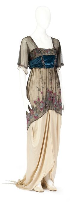 That little bit of blue on this cream colored dress completes the look.   Evening dress, c. 1915, from the Hallwyl Costume Collection. Poiret Fashion, Fashion 1910, Paul Poiret, 1910s Fashion, Louise Brooks, Edwardian Dress, 20th Century Fashion, Old Dresses, Looks Party