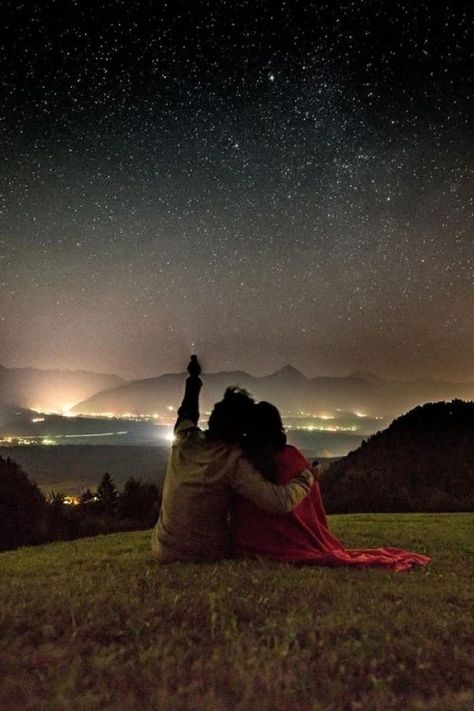 7 fun winter activities with your new blanket – The British Blanket Company Travel Together Aesthetic, Date Night Star Gazing, Watching The Stars Date, Watching The Stars Together, Star Gazing Date Aesthetic, Star Gazing Date Ideas, Star Watching Date, Watching Stars Couple, Watching Stars Aesthetic