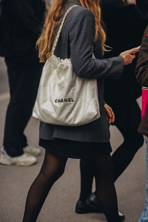 Best Bags of PFW Day 6 and 7 6 Miu Miu Shop, Channel 22, Louis Vuitton Presents, Street Style Bags, Glad Rags, Hijabi Outfits Casual, Hijabi Outfits, Fancy Bags, Best Street Style