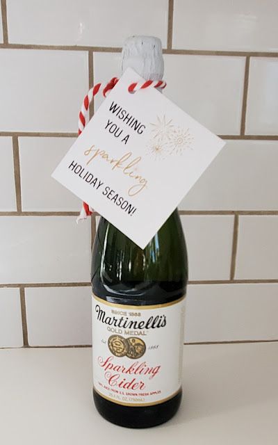 New Years Neighbor Gift Ideas, Sparkling Cider Gift Tag, Sparkling Cider Christmas Gift Tag, Sparkling Cider Gift Ideas Holidays, Water Bottle Gift Tag, Christmas Marketing Ideas, Friendsmas Ideas, Neighbor Christmas Gift Ideas, Coworker Christmas Gift Ideas