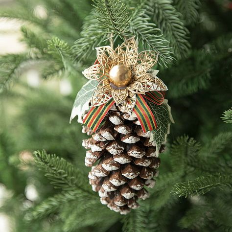 Christmas Primary, Design With Rope, Pine Cone Pendant, Pine Cone Christmas, Pinecone Pendant, Pinecone Ornaments, Bauble Ornaments, Holiday Table Settings, Pine Cone Decorations