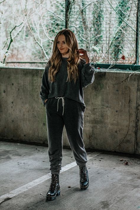 Grey oversized sweatshirt & sweatpants/joggers outfit with Dr. Marten boots. Sweats With Doc Martens, Doc Martens Joggers Outfit, Doc Marten Sweatpants Outfit, Sweats And Doc Martens, Doc Martens Sweatpants Outfit, Sweatpants And Doc Martens, Doc Marten Platform Boots Outfits, Platform Boot Outfit, How To Wear Doc Martens