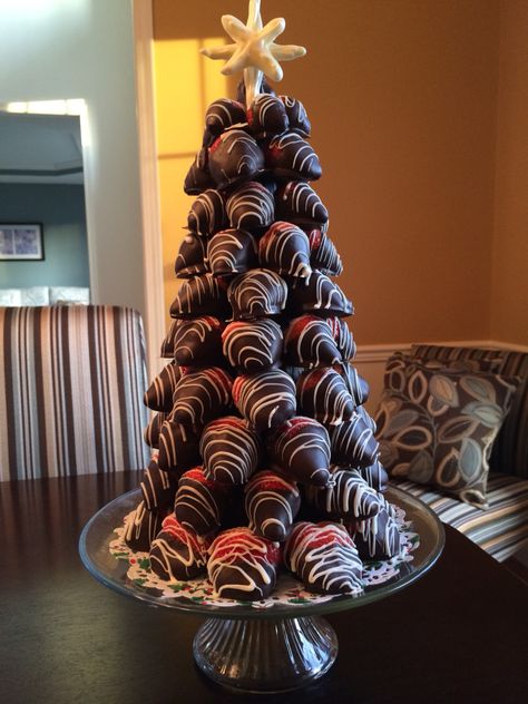 Chocolate covered strawberry tree. Chocolate Covered Strawberry Tree, Strawberry Tree, Chocolate Covered Strawberry, Gateaux Cake, Christmas Sweets, Xmas Food, Christmas Snacks, Christmas Cooking, Covered Strawberries