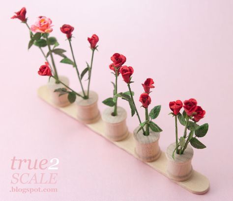 A blog with dollhouse miniature printables, tutorials and inspiration. Roses Tutorial, Miniature Roses, Dollhouse Inspiration, Fairy Stuff, Dollhouse Tutorials, Dollhouse Garden, Miniature Flowers, Dollhouse Miniature Tutorials, Miniature Things