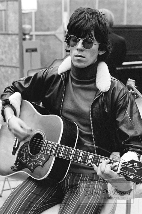 Keith Richards with his Gibson Hummingbird Guitar, RCA Studios ... Keith Richards Young, Hummingbird Guitar, Gibson Hummingbird, Rolling Stones Keith Richards, Acoustic Guitar Case, Guitar Logo, Guitar Girl, Stevie Ray Vaughan, Gibson Guitars