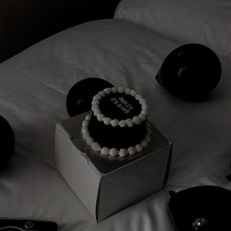 Aesthetic White Minimalist, Monochromatic Party, Korean Black And White, White Minimalist Aesthetic, Happy Birthday Aesthetic, Aesthetic Gray, Notes Inspo, Gray Minimalist, Cake For Boyfriend