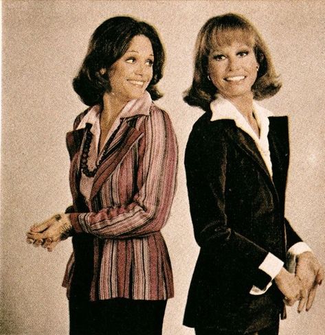 Rhoda and Mary Valerie Harper, Mary Tyler Moore Show, 1970s Tv Shows, Tyler Moore, Mary Tyler Moore, Young Celebrities, Classic Television, Classic Actresses, Great Women