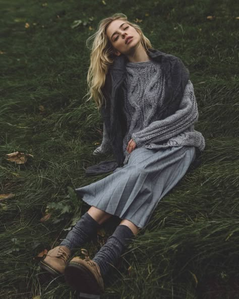 Clothes Photoshoot, Autumn Photography Portrait, Photo Women, Nature Photoshoot, Áo Len Cardigan, Anais Nin, Fall Photoshoot, Autumn Aesthetic, Fall Photos