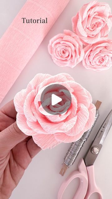 Instagram Make A Rose Out Of Paper, Easy Crafts With Paper, Rose Flower Craft, Flower From Paper, Flowers Out Of Paper, Flowers From Paper, Rose Flower Diy, Diy Rose Flower, Flower With Paper