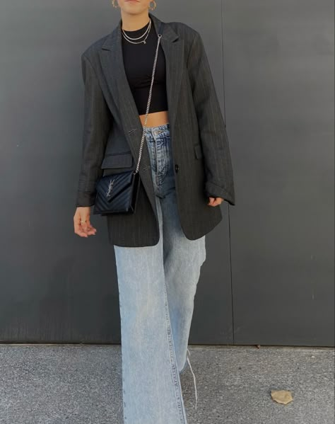 Streetwear Blazer Outfit, Oversized Striped Blazer Outfit, Blazer Outfits For Women Aesthetic, Baggy Blazer Outfits For Women, Black Oversized Blazer Outfits For Women, Trendy Blazer Outfits Street Styles, Black Striped Blazer Outfit, Black Blazer Outfit Casual Street Styles, Oversized Blazer Outfit Spring