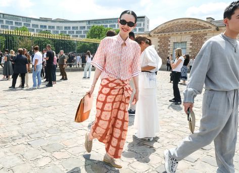 14 Chic Paris Fashion Week Street Style Looks to Recreate This Summer | Vogue Fashion Week Street Style Outfits, Pfw Street Style, Paris Vogue, Cropped Trench Coat, 2024 Menswear, Street Style Parisian, Street Style Photos, Paris Fashion Week Street Style, Style Looks