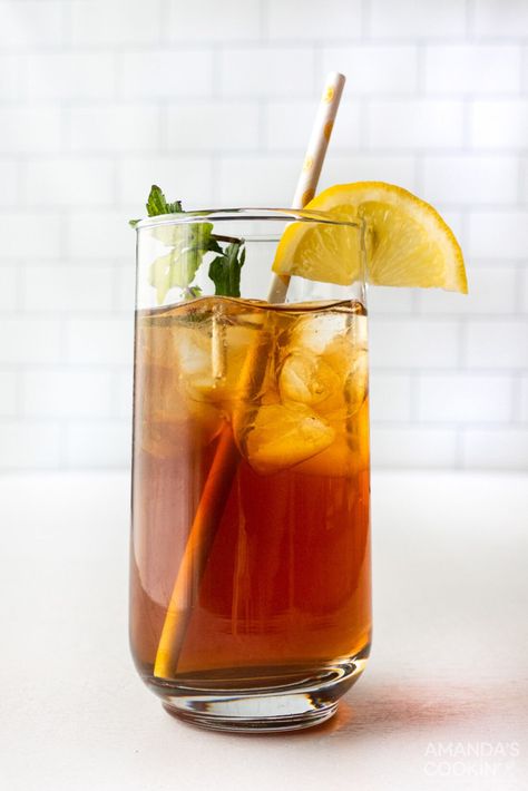 Alcoholic Iced Tea, Sweet Tea Cocktail, Sweet Tea Recipe, Unsweetened Iced Tea, Iced Tea Cocktails, Honey Whiskey, Sweet Tea Recipes, Tea Cocktail, Making Iced Tea