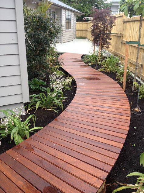 Wood Slat Walkway, Boardwalk Garden Path, Wood Walkway To Front Door, Wood Plank Walkway, Boardwalk Backyard, Wooden Pathway Ideas, Wood Walkways Paths, Boardwalk Pathway, Decking Walkway