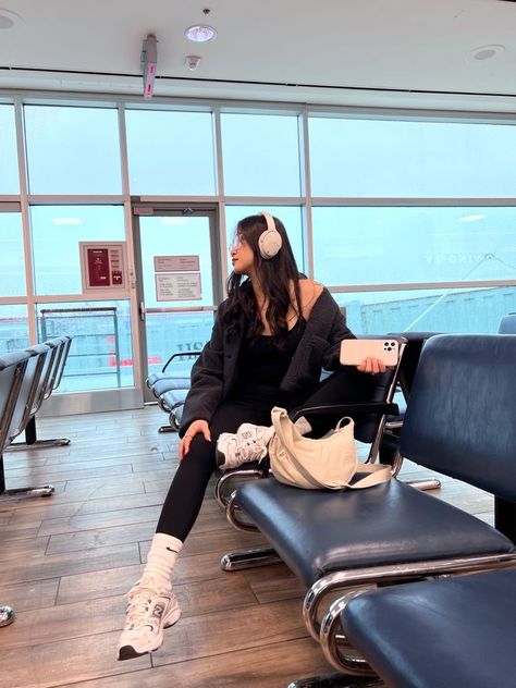 Outfit In Airport, Bose Headphones Outfit, Uniqlo Bag Outfit, Airport Pose, New Balance Shoes Outfit, Puffy Jacket Outfit, Carry On Makeup, Headphone Outfit, Cute Airport Outfit