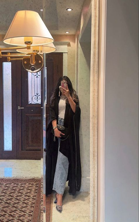 Ramadan Outfits Ideas Hijab, Abaya Casual Outfit, Open Abaya Outfit With Jeans, Abaya With Jeans, Casual Abaya Outfits, Black Abaya Outfit, Modern Abaya Style, Orientation Outfit, Saudi Women