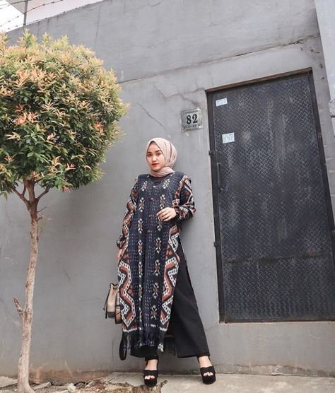 Batik Dress Modern Hijab, Tenun Fashion Hijab, Tenun Fashion Inspiration, Hijab Party Outfit, Batik Modern Fashion Style, Model Blouse Batik, Dress Batik Modern, Hijab Party, Dress Brokat Modern