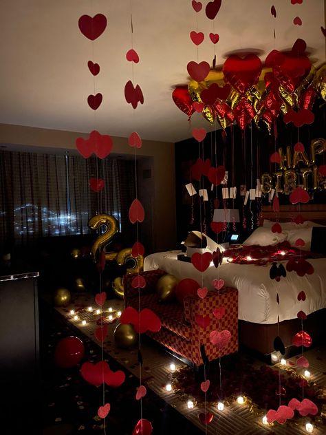 Day Room Decor, Romantic Room Surprise, Valentines Day Romantic, Romantic Valentines Day Ideas, Valentine Backdrop, Romantic Room Decoration, Red Birthday Party, Fall Bedroom Ideas, Decor Valentines Day